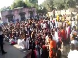 video: खाद के लिए मची रेलमपेल, पुलिस ने फटकारी लाठियां