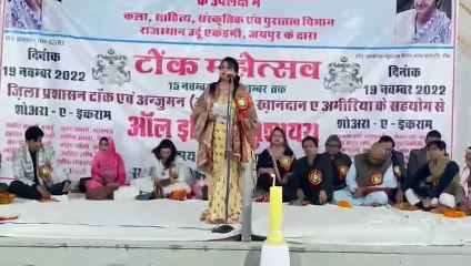 देश के कई शहरों से आए शायरों ने देर रात तक बांधे रखा