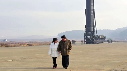 Kim Jong Un con la figlia a vedere un lancio missilistico: è la loro prima apparizione in pubblico