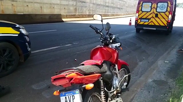 Motociclistas batem contra mureta no Trevo Cataratas e precisam ser socorridos