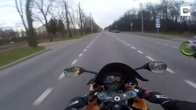 Ce motard va avoir très très chaud... bon karma