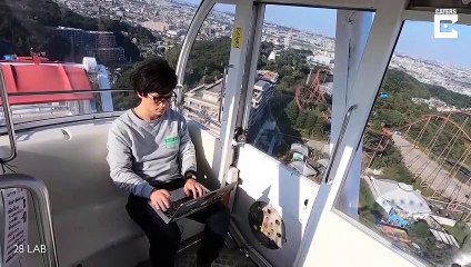 Il a trouvé l'endroit parfait pour travailler... Grande roue