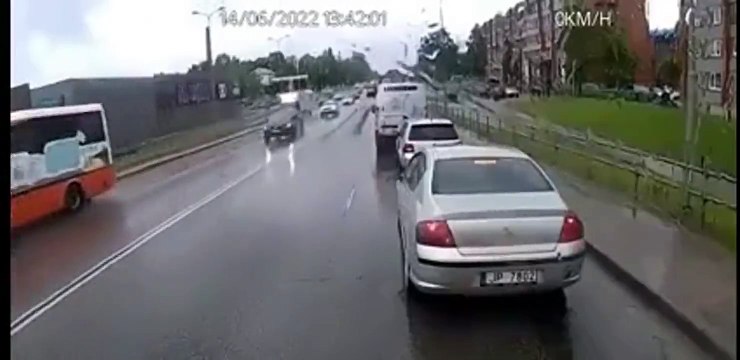 Ce chauffeur de bus voit une remorque lui foncer dessus...