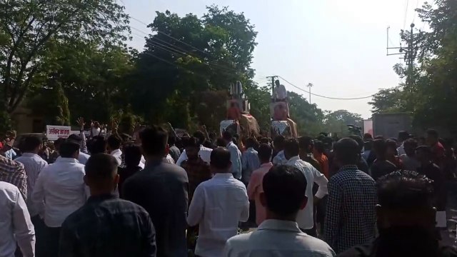 हाथी पर सवार होकर आए, शाही कुर्सी पर किया पदभार ग्रहण
