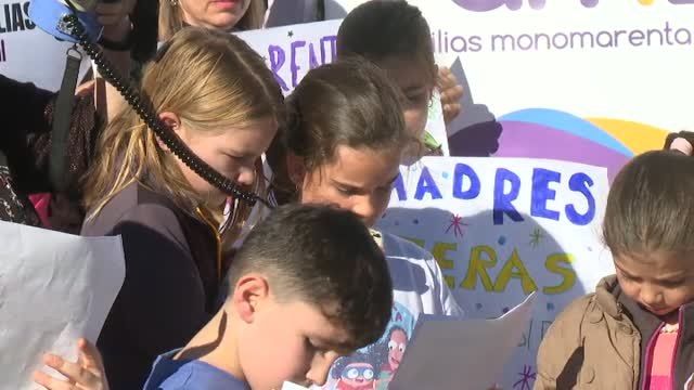 Las familias monoparentales piden que se apruebe la Ley de Familia