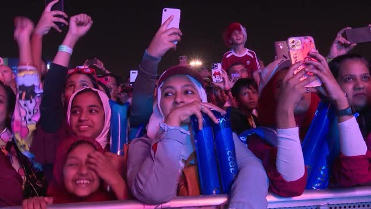 Fans versammeln sich zur Eröffnungsfeier der WM