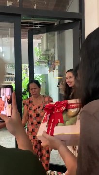 Cô giúp việc rơm nước mắt chia tay cả công ty sau nhiều năm gắn bó