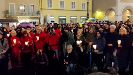 Download Video: Omicidio Fano, folla di persone alla fiaccolata per Anastasiia