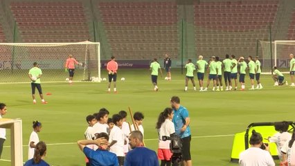 Neymar wird nach Siegestor im Training umschwärmt