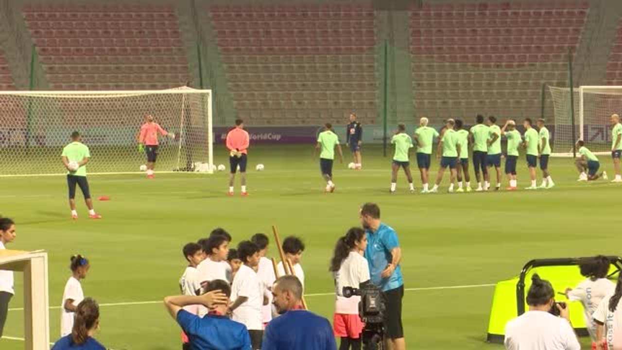 Neymar wird nach Siegestor im Training umschwärmt