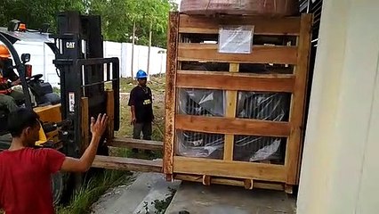 detik detik trafo diturunkan dari forklift