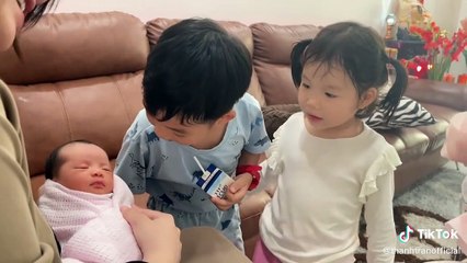 Hot mon Thanh Trần khoe mặt bé út