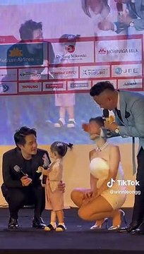 Con gái Đông Nhi tự tin biểu diễn trước hàng trăm khán giả