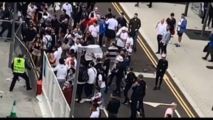 Video herunterladen: 8 Thousand Arsenal Fans Are Attacked By 15 Millwall Hooligans.