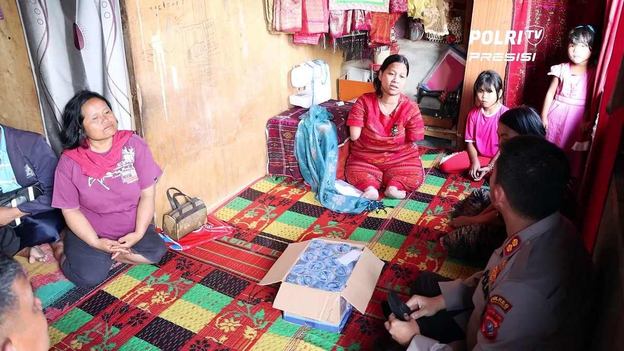 Bentuk Kepedulian Kapolres Simalungun Berikan Bantuan Kursi Roda Kepada Disabilitas