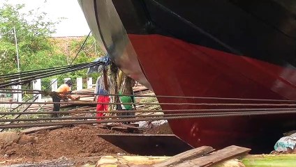 Menegangkan Cara Menurunkan Kapal Nelayan Jumbo Ke Kali lewati Jalan Aspal