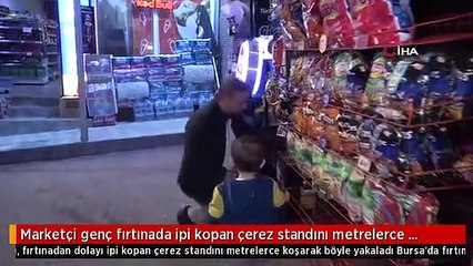 Marketçi genç fırtınada ipi kopan çerez standını metrelerce koşarak böyle yakaladı