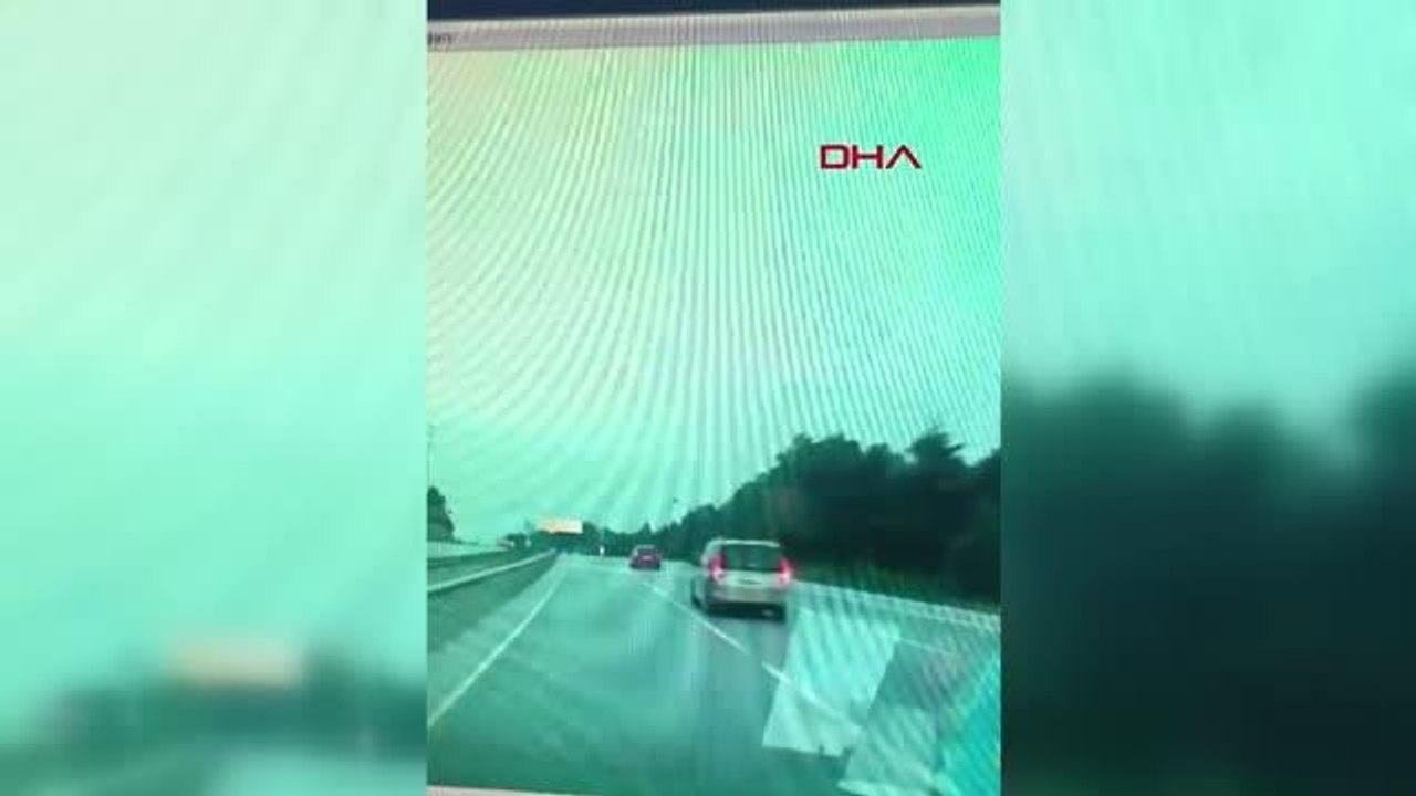 İSTANBUL-MAKAS ATMAYA ÇALIŞAN SÜRÜCÜ, IŞIKLARDA BEKLEYEN ARAÇLARA ÇAPTI