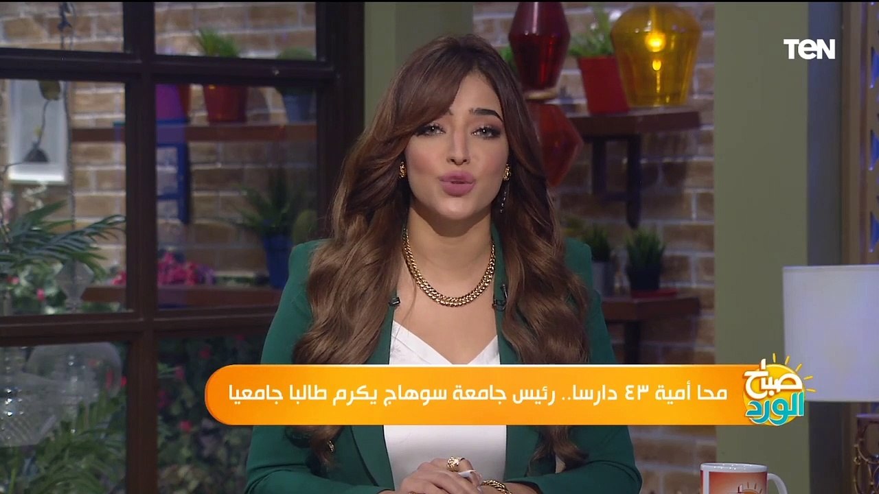 محا أمية ٤٣ دارسا.. رئيس جامعة سوهاج يكرم طالبا جامعيا