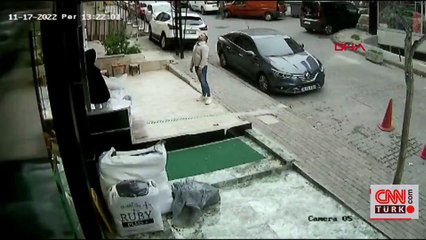 3. kattan düşen kediyi havada yakaladı