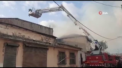 Metruk evde çıkan yangın, bitişiğindeki eve de sıçradı