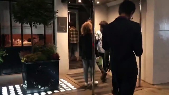 Des militants d'Animal Rebellion, un groupe qui défend une alimentation à base de plantes, ont occupé à Londres un restaurant du chef Gordon Ramsay - Regardez