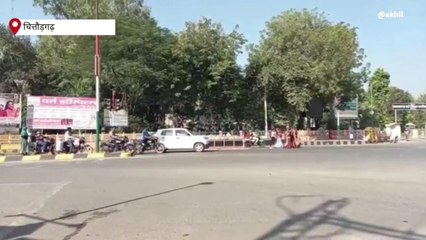 चितौड़गढ़: चौराहे पर लगे ट्रैफिक सिग्नल की &#039;बत्ती गुल&#039;, मिस्त्री के भरोसे जिला प्रशासन!