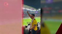 Dünya Kupasının açılış maçında Ekvadorlu taraftar Katarlılara para işareti yaptı