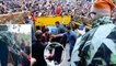 Amitabh Bachchan को देख बेकाबू हुआ Fan, Barricading तोड़ किया ये काम... | Boldsky *Entertainment