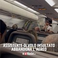 Un assistente di volo viene insultato da un passeggero e lascia l'aereo: il video