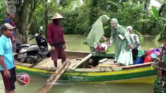Akses Wilayah di Pandeglang Terputus, Warga Diangkut Naik Perahu