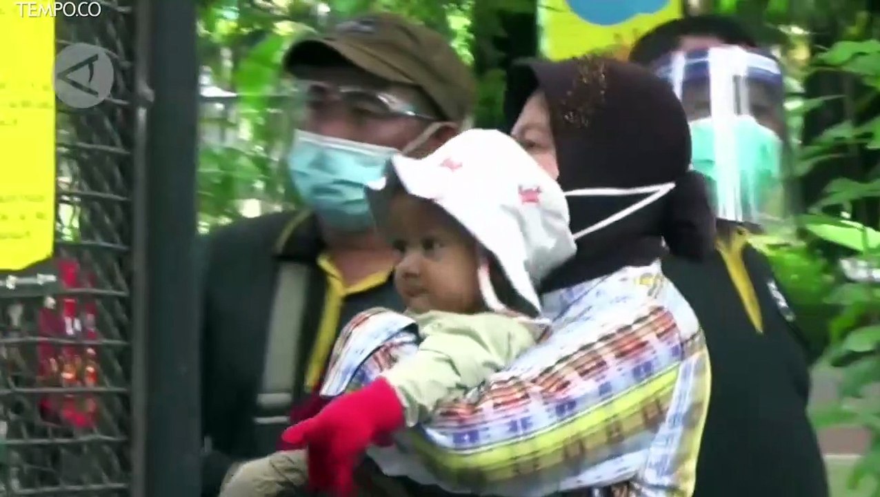 Mensos Risma Ajak Cucu Berlibur ke Kebun Binatang Surabaya
