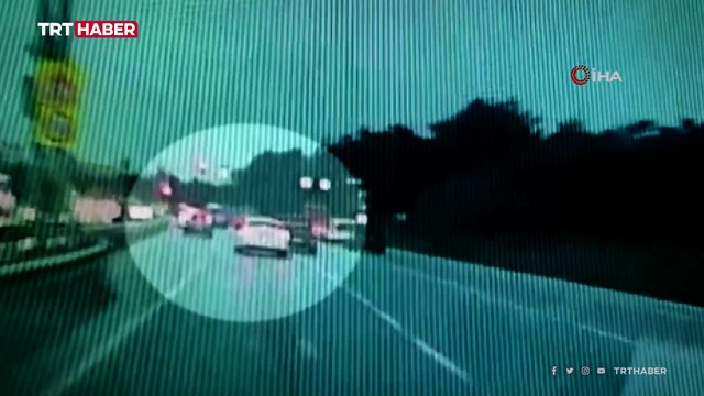 Makas atan sürücü ışıkta bekleyen araçlara çarptı
