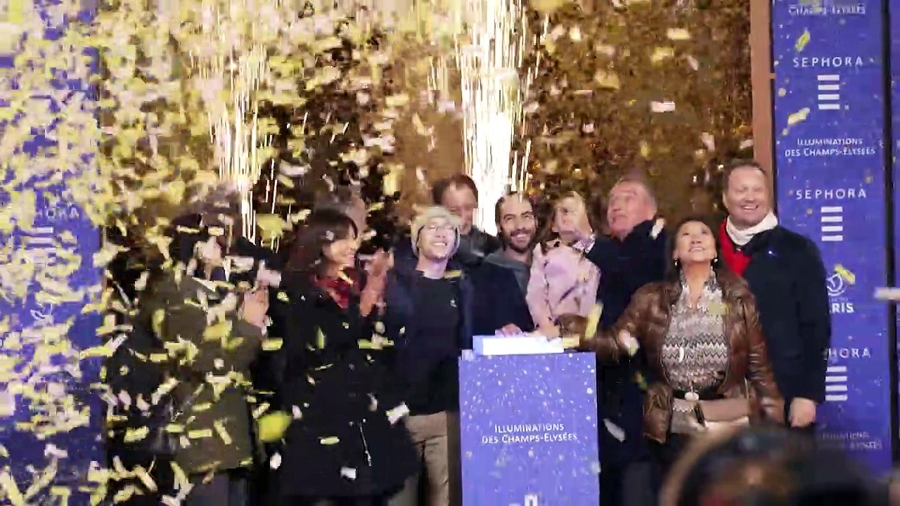 Champs-Élysées in Paris erstrahlen im Lichterglanz