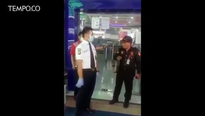 Скачать видео: Mengaku Pimpinan LSM dan Wartawan Pria Ini Ngamuk Ditegur Tak Pakai Masker