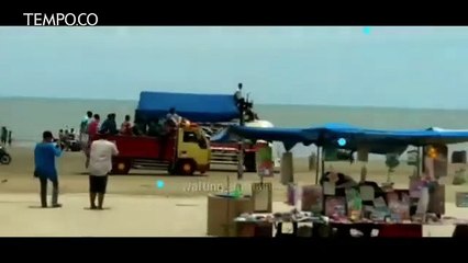 Descargar video: Balapan Truk di Pantai Cemara, Satu Truk Terguling