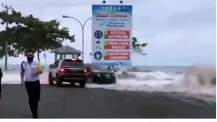 Gelombang Tinggi di Manado, Air Laut Sampai Masuk ke Mall