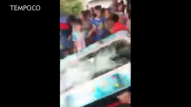 Viral Emak-emak Gerebek dan Hancurkan Tempat Judi