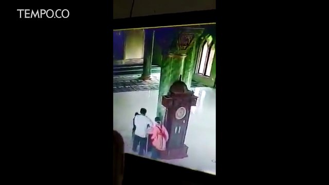 Satu Keluarga Kompak Bobol Kotak Amal di dalam Masjid