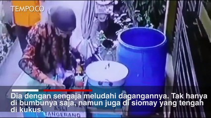 Viral, Penjual Siomay ini Ludahi Dagangannya Sendiri