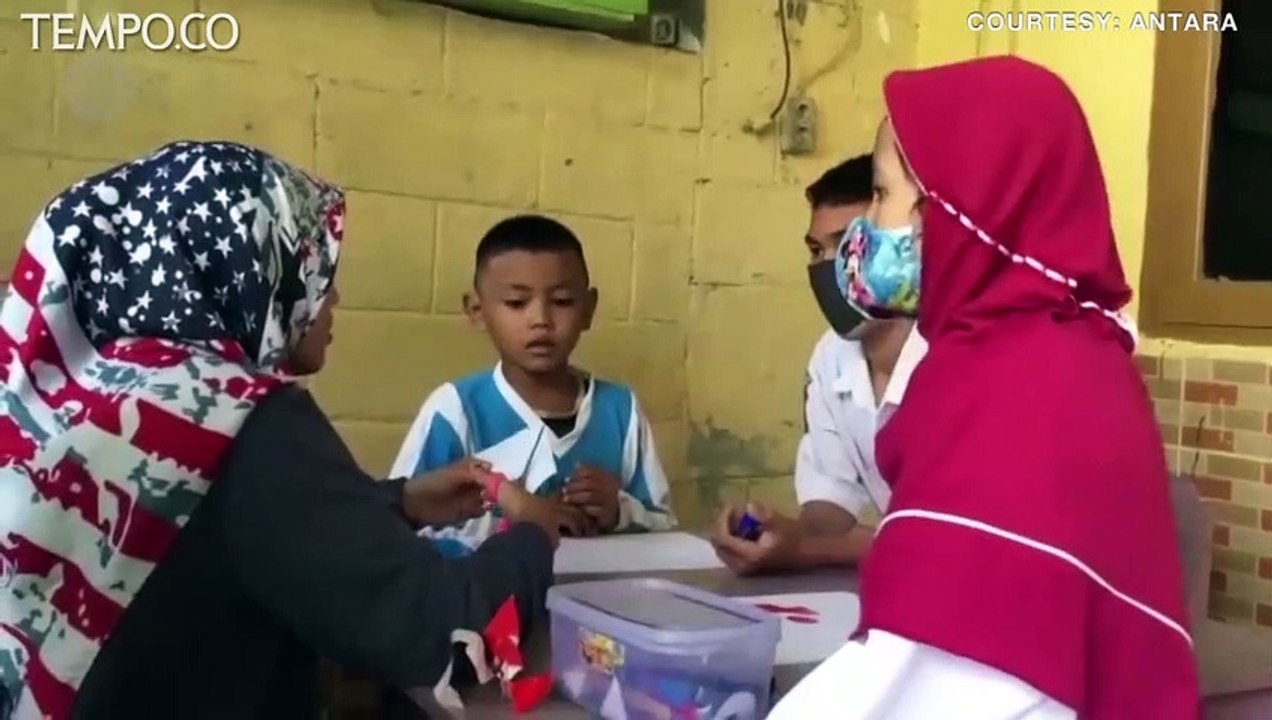 Tuntutan Belajar Daring, Guru SLB Datangi Siswa Penyandang Disabilitas