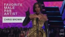 AMAs: Kelly Rowland tells crowd to ‘chill out’ as they boo Chris Brown win