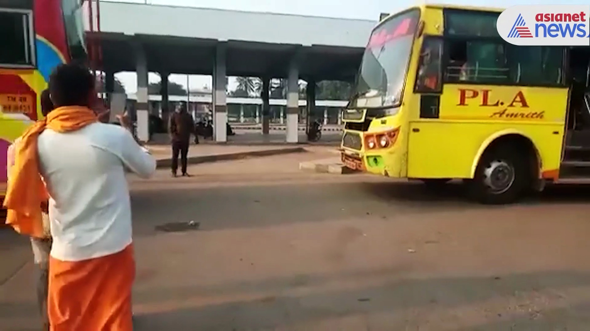 Watch : பஸ் கொண்டு பஸ் மீது மோதிய ஓட்டுனர்! பஸ் புறப்படும் நேர பிரச்சனையில் விபரீதம்!