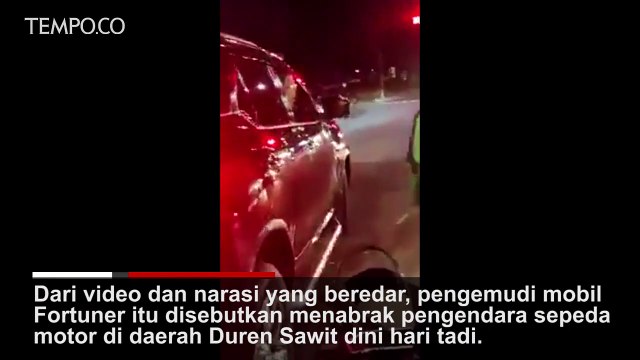 Diduga Usai Tabrak Motor, Pengendara Fortuner Ini Acungkan Pistol ke Warga