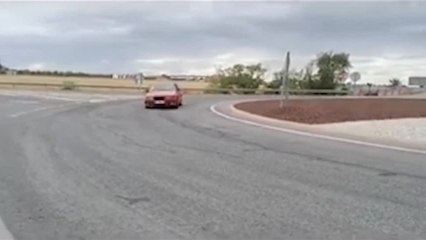 Vídeo difundido en redes sociales en el que un conductor derrapa a gran velocidad en una rotonda