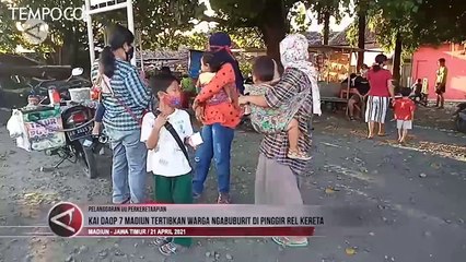 KAI Tertibkan Warga yang Ngabuburit di Pinggir Rel Kereta