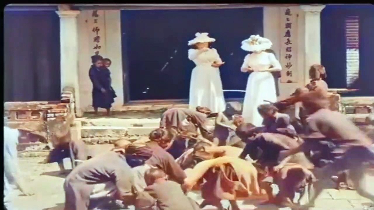 Dos mujeres tiran golosinas a los niños - Escena filmada durante la ocupación francesa de Vietnam (1899)