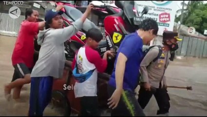 Evakuasi Korban Banjir, Kapolsek Kembangan Dorong Gerobak