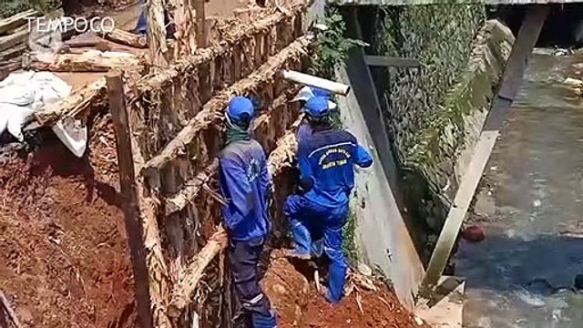 Tebing Turap di Batuampar Amblas Akibat Banjir dan Lumpur
