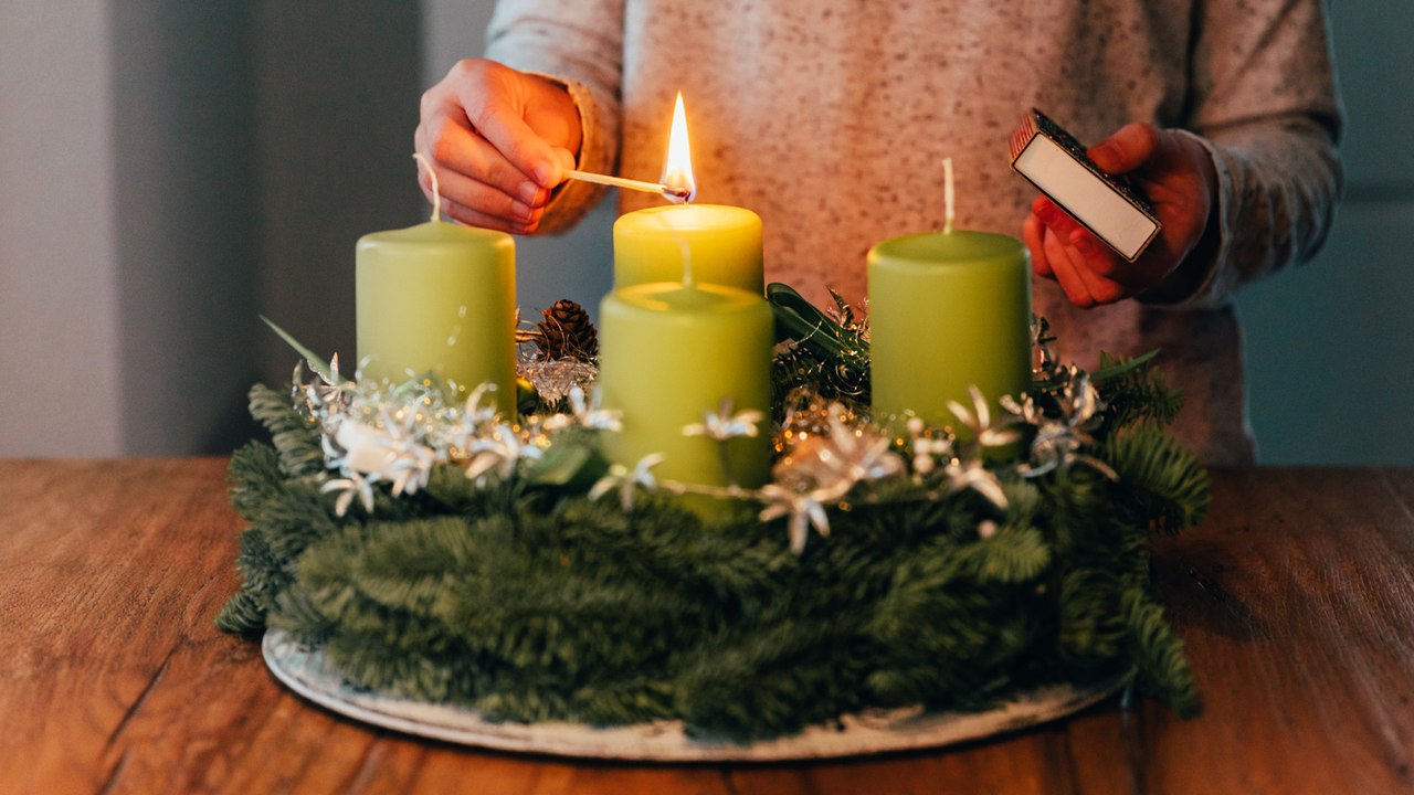 Adventskranz haltbar machen: So bleiben Tannenzweige frisch